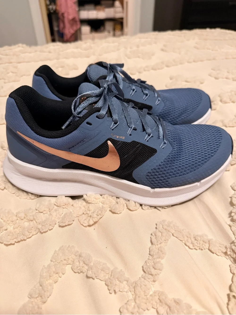 Nike Women's Blue Athletic Running Shoes Pink Swoosh